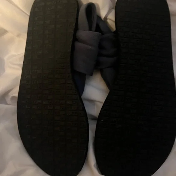 EUC Sanuk shoes. Size 8. - Picture 4 of 6